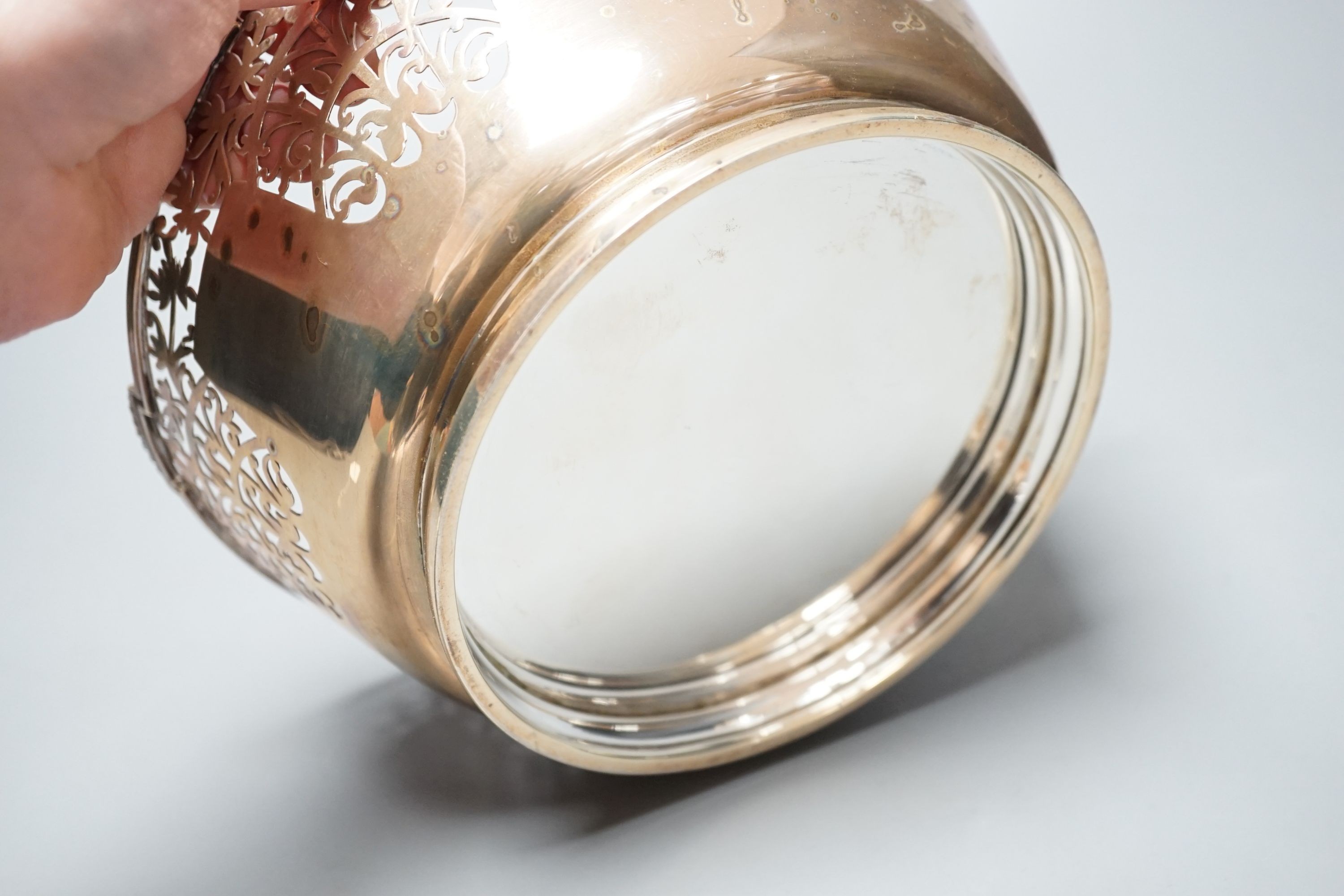 A George V pierced silver fruit bowl, Mappin & Webb, Birmingham, 1929, 21.3cm, 17.5oz.